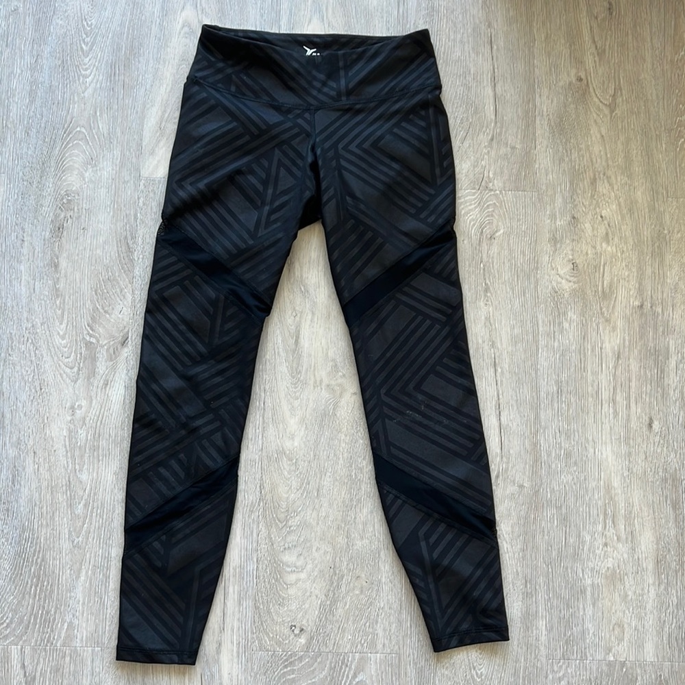 Like New Old Navy leggings size small. Black patterned